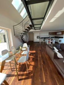 サン・ポル・ド・レオンにあるVilla Nord Finistère 5 étoilesのソファとテーブルと椅子のあるリビングルーム