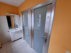 Un baño de Guest house "Golden Gate 911 "