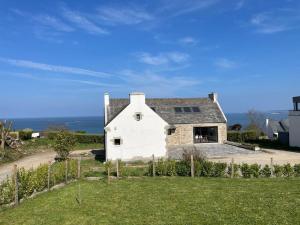 サン・ポル・ド・レオンにあるVilla Nord Finistère 5 étoilesの白い家