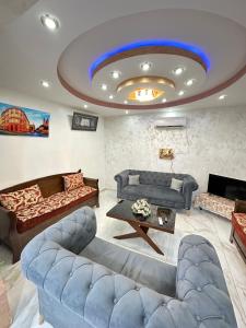 salon z niebieskimi kanapami i sufitem w obiekcie Appartement luxe au centre ville w mieście Annaba