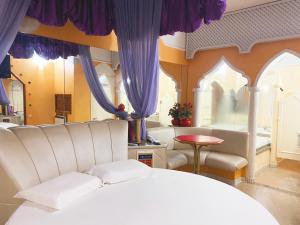 Genuino Sampaio的住宿－Motel Baviera，卧室配有白色的床和紫色窗帘