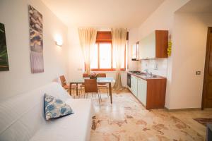 een keuken en een woonkamer met een bank en een tafel bij Le Case della Costa - Appartamento Ravello in Maiori