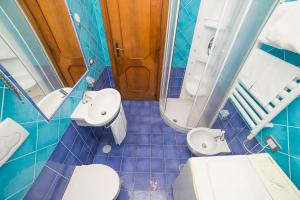 een badkamer met een toilet en een wastafel bij Le Case della Costa - Appartamento Ravello in Maiori