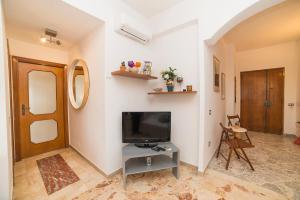 een woonkamer met een televisie op een tafel bij Le Case della Costa - Appartamento Ravello in Maiori