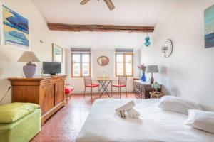 a bedroom with a bed and a living room at Le Caisserie - Cosy studio Marseillais - Panier in Marseille