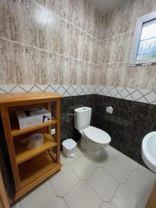 uma casa de banho com um WC e um lavatório em CASA UMBRIA em Yunquera