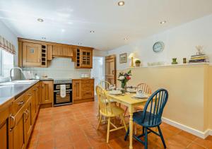 Nhà bếp/bếp nhỏ tại Bay Tree Cottage - Dersingham