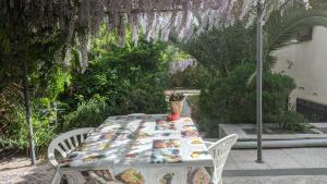 uma mesa com uma toalha de mesa num jardim em Villa Giulia al Vesuvio em Trecase