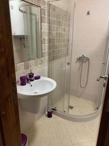 Ένα μπάνιο στο Luxury Orchid apartment with a garden in a private hotel complex Cascadas Bulgaria