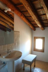 baño con lavabo, taburete y ventana en Casa con vistas a Mariola, en Bocairent