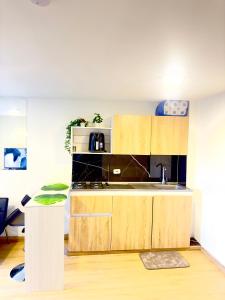 a kitchen with a sink and a microwave at Apartaestudio central en Bogotá in Bogotá