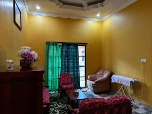 Kampung Bota Kiri的住宿－Marbel Villa，带沙发、椅子和窗户的客厅