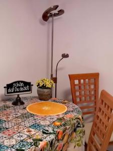 uma mesa com uma lâmpada em cima de uma mesa com uma toalha de mesa em Ferienwohnung am Pilsensee em Seefeld