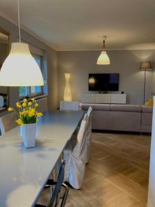 una sala de estar con una mesa y un sofá en The Lovely Garden House - 4 Bedroom - Free Parking, en Zagreb