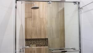 a shower with a glass door in a bathroom at APARTAMENTOS PRIVADOS a 10 minutos del AEROPUERTO Jorge Chávez Lima in Lima
