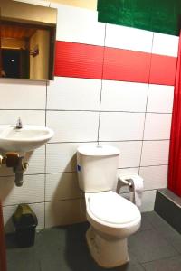 een badkamer met een toilet en een wastafel bij Finca cafetera turística in Buesaco