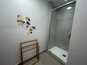 eine Dusche im Bad mit Glastür in der Unterkunft COMFORT ACCOMMODATION SUITE in Bergamo