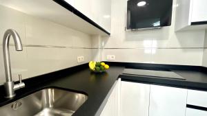 Kuchyňa alebo kuchynka v ubytovaní Apartamento Rondabella 1 Centro PARKING GRATIS Wifi AA