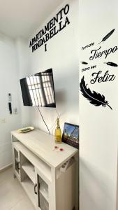 Televízia a/alebo spoločenská miestnosť v ubytovaní Apartamento Rondabella 1 Centro PARKING GRATIS Wifi AA