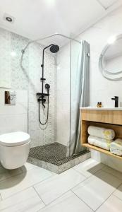 een witte badkamer met een douche en een toilet bij orientalhotel东方酒店 in Casablanca