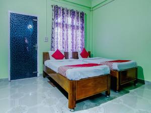 Krevet ili kreveti u jedinici u okviru objekta OYO Flagship Bonfire Kaziranga Resort