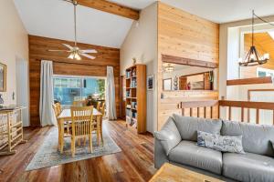 Posezení v ubytování Kathy's Korner - Pet Friendy with Large Deck! home