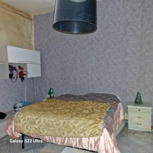 ein Schlafzimmer mit einem Bett und einem schwarzen Licht in der Unterkunft Lisa e Francesco in Gragnano