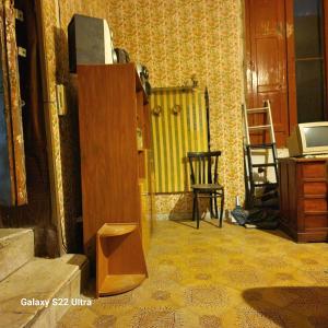 um quarto com um armário e duas cadeiras e uma mesa em Lisa e Francesco em Gragnano