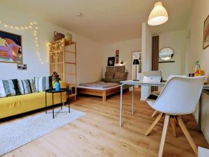 a living room with a desk and a couch at Apartment mit Balkon in Hannover-Ahlem in Hannover