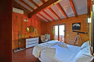 1 dormitorio con 1 cama y 1 cámara en una habitación en Villa Al Tramonto, en Lisciano Niccone