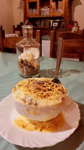 uma sobremesa num prato com um garfo na mesa em Pousada Maravilhas da Serra em Moeda