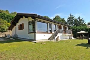 Casa con ventana grande y patio en Villa Al Tramonto, en Lisciano Niccone