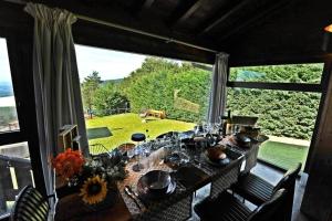 comedor con mesa y ventana grande en Villa Al Tramonto, en Lisciano Niccone