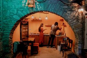 ベラトにあるBerat Backpackers Hostelの台所に立つ男女