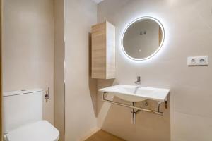 Baño blanco con lavabo y aseo en Precioso apartamento en Santa Pola