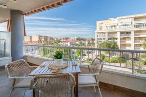 una mesa y sillas en un balcón con vistas en Precioso apartamento, en Santa Pola