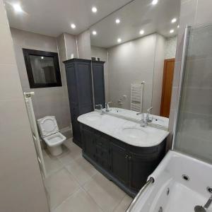 y baño con lavabo y aseo. en Prime 2BDR at Arc de Triumph, en Bucarest