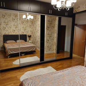 1 dormitorio con 2 camas y un espejo grande en Prime 2BDR at Arc de Triumph, en Bucarest