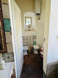 un piccolo bagno con due servizi igienici e una finestra di Castello Canalis a Cumiana