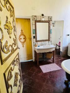 bagno con lavandino e specchio a parete di Castello Canalis a Cumiana