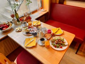 een tafel met borden eten bovenop bij Ferienpension bei Stenze in Senheim