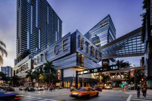 uma movimentada rua da cidade com carros e edifícios em Luxe Pool - FirePit - Walk 2 Brickell Dining &Bars em Miami