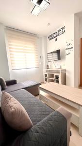 salon z dwoma łóżkami i stołem w obiekcie Apartamento Rondabella 2 Centro PARKING GRATIS Wifi AA w mieście Ronda