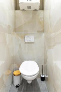 a bathroom with a white toilet in a room at HSH St Germain/Jardin du Luxembourg : Luxury Apartment in Paris