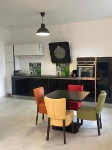 サン・モールにあるLa petite fermetteのキッチン(ダイニングルームテーブル、椅子付)