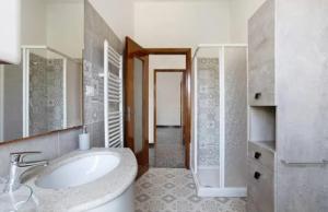 y baño con lavabo y espejo. en Casa vacanze il Melograno en La Spezia