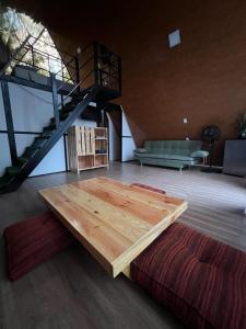 VergaraにあるSolarte Hostelのリビングルーム(木製テーブル、階段付)