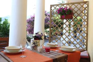 una mesa con platos y copas de vino en un patio en A Casa Di Agata, en Pellezzano
