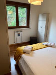 um quarto com uma cama com duas toalhas em A&G Guest House em Perugia