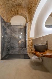 uma casa de banho com um lavatório e um chuveiro em [Trajetta - Suite] ¤ Through History&Music ¤ em Bitonto